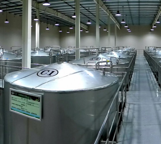 公司擁有都橄欖行業(yè)中亞洲最大的萬(wàn)噸標(biāo)準(zhǔn)化恒溫避光隔氧儲(chǔ)油庫(kù)，具備最佳的15℃-22℃低恒溫儲(chǔ)存環(huán)境。全部?jī)?chǔ)油罐采用食品級(jí)專(zhuān)用不銹鋼制作，采用..